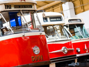 FOTO: Muzeum MHD nabízí jedinečný hudební zážitek. Poslechněte si vážnou hudbu mezi vozidly