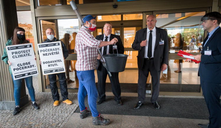Demonstranti před valnou hromadou ČEZ uspořádali happening.