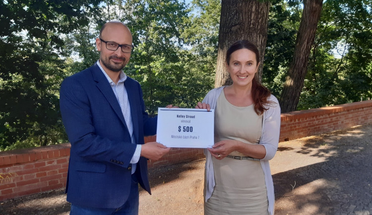 Americký právník odkázal Praze 7 pět set dolarů na Stromovku. Bude tam mít lavičku