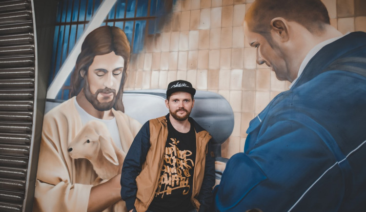 Silná témata jdou ze mě a nápadů mám spoustu, říká pražský umělec ChemiS