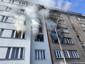 FOTO, VIDEO: V Holešovicích při výbuchu bytu zemřel člověk. Vyšetřování pokračuje