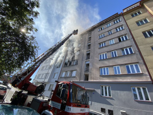 V Holešovicích při výbuchu bytu zemřel člověk. Příčina zatím není jasná.