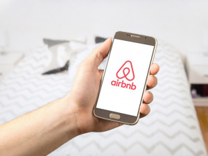 Praha navrhne Sněmovně regulaci platforem typu Airbnb