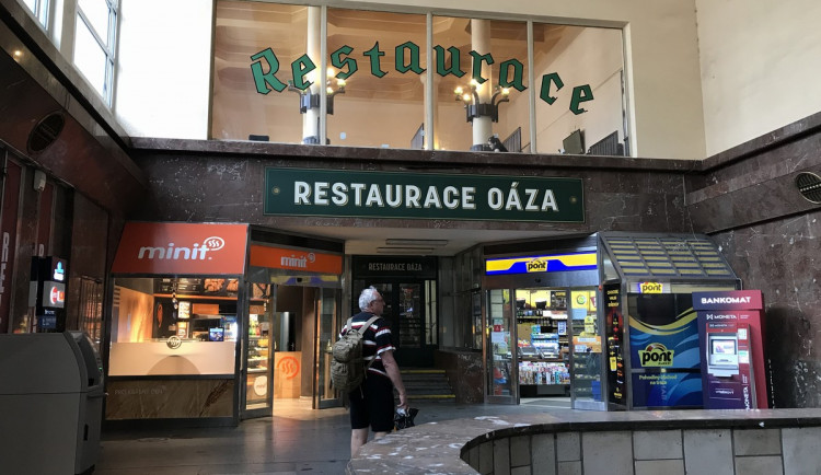FOTO: Legendární smíchovské nádražce Oáza končí smlouva. Nahradí ji food court