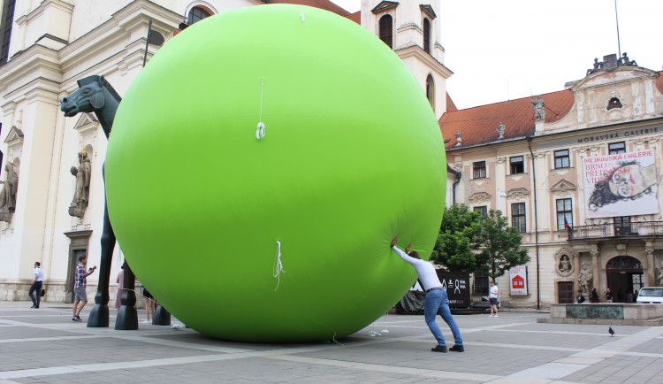 FOTO: Vedle Jošta zaparkoval obří hrášek. Připomíná dvě století od narození Mendela