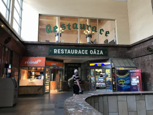 FOTO: Legendární smíchovské nádražce Oáza končí smlouva. Nahradí ji food court
