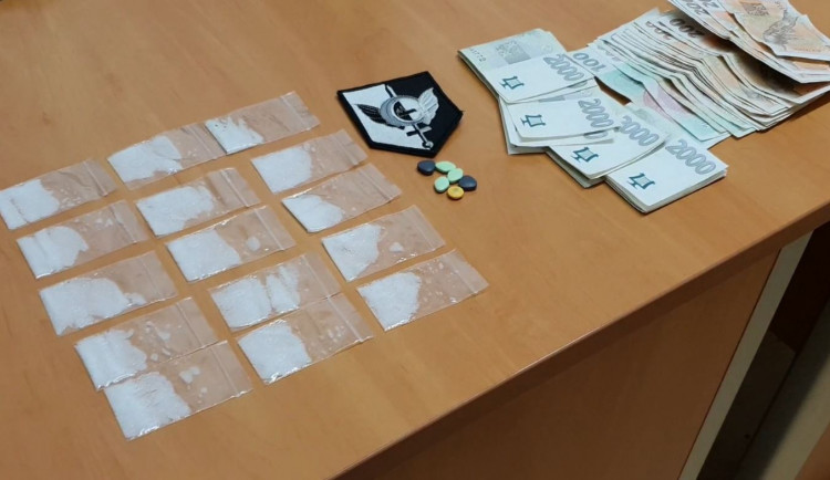 Recidivista měl v rozkroku patnáct sáčků pervitinu a balík bankovek