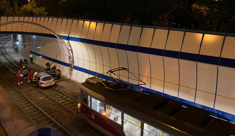 Tramvaje na Barrandov zastavil osobák na kolejích. Vyprostit ho museli hasiči.