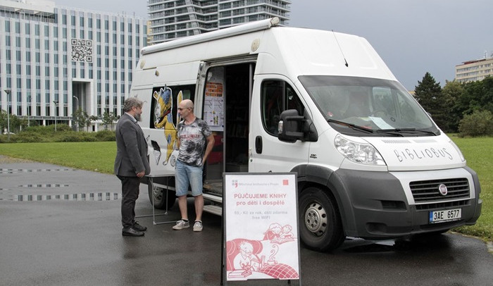 Knihovna na čtyřech kolech projíždí Prahou. Bibliobus vychází vstříc knihomolům