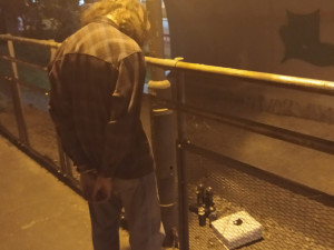 Dvojice cizinců posprejovala Negrelliho viadukt. Obratem skončili v poutech.