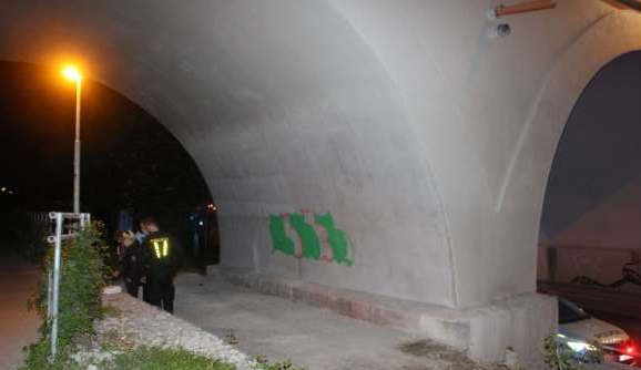 Dvojice cizinců posprejovala Negrelliho viadukt. Obratem skončili v poutech.