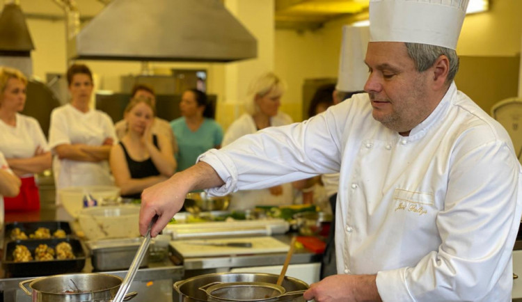 Na šedé "UHO" zapomeňte. S obědy na "desítce" pomáhá uznávaný pětihvězdičkový kuchař