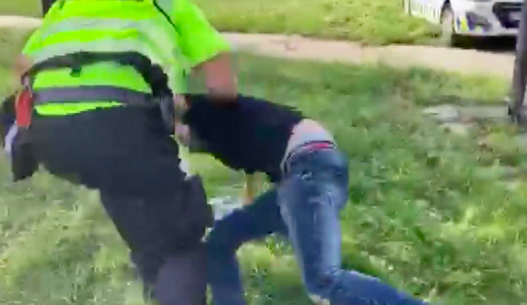 Agresivní cestující napadl řidiče tramvaje, poté to zkusil na strážníky,