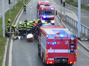 FOTO, VIDEO: Nehoda přerušila provoz ve Strahovském tunelu. Řidič je zraněný