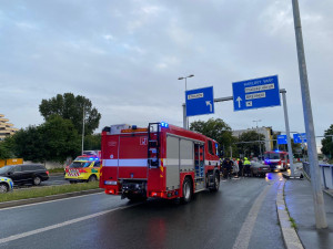 FOTO, VIDEO: Nehoda přerušila provoz ve Strahovském tunelu. Řidič je zraněný