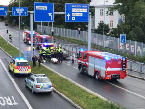 FOTO, VIDEO: Nehoda přerušila provoz ve Strahovském tunelu. Řidič je zraněný