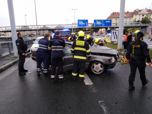 FOTO, VIDEO: Nehoda přerušila provoz ve Strahovském tunelu. Řidič je zraněný
