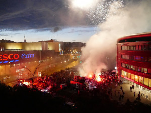 FOTO, VIDEO: Požár v Edenu i spanilá jízda Prahou autobusem. Slavisté oslavují dvacátý titul