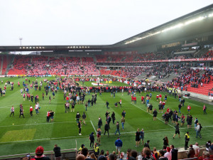 FOTO, VIDEO: Požár v Edenu i spanilá jízda Prahou autobusem. Slavisté oslavují dvacátý titul