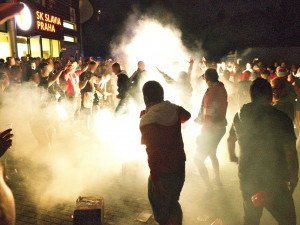 FOTO, VIDEO: Požár v Edenu i spanilá jízda Prahou autobusem. Slavisté oslavují dvacátý titul