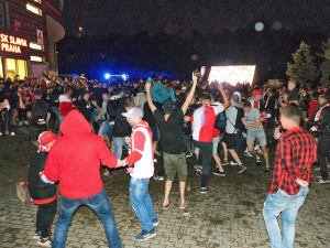 FOTO, VIDEO: Požár v Edenu i spanilá jízda Prahou autobusem. Slavisté oslavují dvacátý titul
