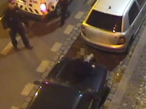 VIDEO: Cizinec ničil zaparkovaná auta v Moskevské ulici. Nadýchal téměř tři promile