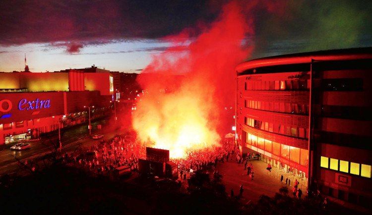 FOTO, VIDEO: Požár v Edenu i spanilá jízda Prahou autobusem. Slavisté oslavují dvacátý titul