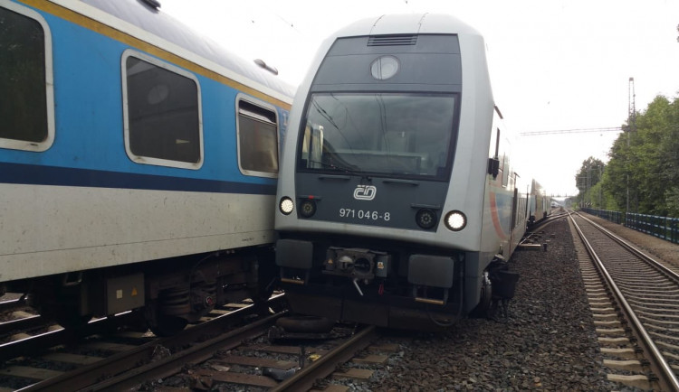 FOTO: V Praze se srazil osobní vlak s rychlíkem. Škoda jde do milionů