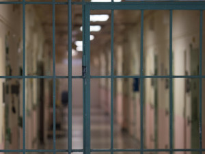 Pedofilní učitel,  který obtěžoval holčičky ve školkách, zemřel ve vězení. Vězeňská služba událost šetří