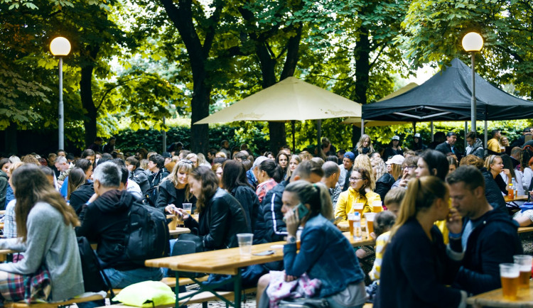 Publikum během koncertu v Riegrových sadech