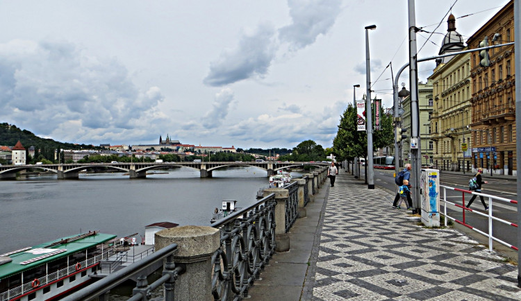 Další dopravní omezení. Řidiče čeká uzavírka části Rašínova nábřeží ve směru z centra.