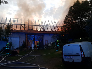 FOTO, VIDEO: Hasiči zasahovali u požáru staré truhlárny, při kterém se propadla střecha