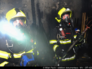 FOTO, VIDEO: Hasiči zasahovali u požáru staré truhlárny, při kterém se propadla střecha