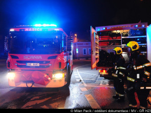 FOTO, VIDEO: Hasiči zasahovali u požáru staré truhlárny, při kterém se propadla střecha