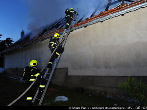 FOTO, VIDEO: Hasiči zasahovali u požáru staré truhlárny, při kterém se propadla střecha
