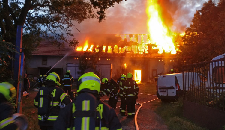 FOTO, VIDEO: Hasiči zasahovali u požáru staré truhlárny, při kterém se propadla střecha