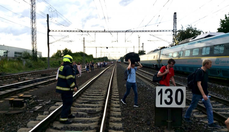 Páteční srážku vlaků v Běchovicích zřejmě zavinila lidská chyba.