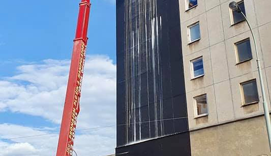 Žižkovský panelák pokryla čtyřicetimetrová malba. Autorem vodopádu je malíř Patrik Hábl.