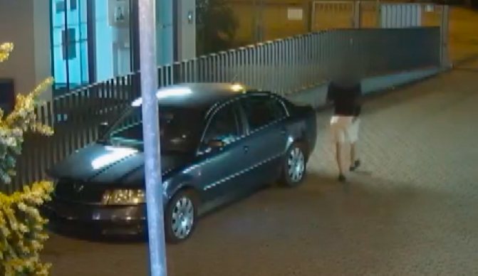 Opilý mladík se udal strážníkům, aby neudělal. Na stanici přijel autem.