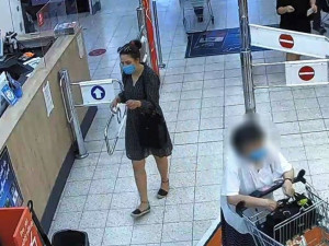 VIDEO: Pražští kriminalisté pátrají po ženách, které v obchodech okrádají seniory