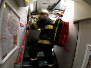 Mezi Prahou a Kolínem se srazily dva vlaky. Na místě je až 60 zraněných, pohřešuje se strojvůdce