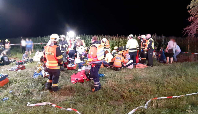 Mezi Prahou a Kolínem se srazily dva vlaky. Na místě je až 60 zraněných, pohřešuje se strojvůdce