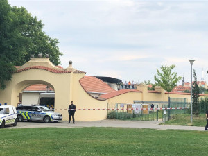 FOTO, VIDEO: Kampu zahalil kouř. Hořelo v Sovových mlýnech