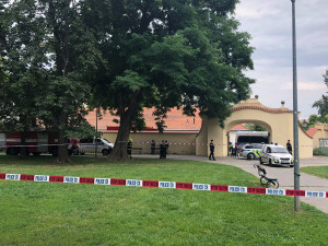 FOTO, VIDEO: Kampu zahalil kouř. Hořelo v Sovových mlýnech