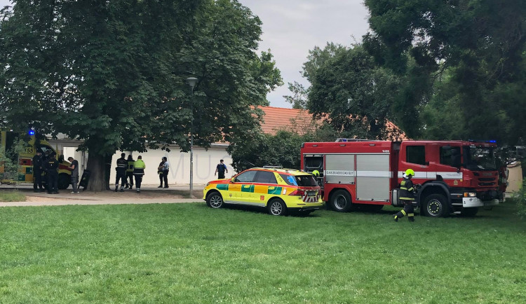 FOTO, VIDEO: Kampu zahalil kouř. Hořelo v Sovových mlýnech