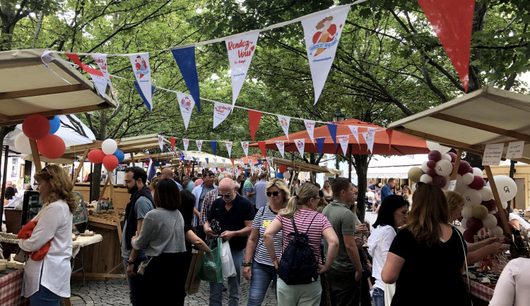 Šneci a víno pod Karlovým Mostem. Na pražské Kampě probíhají francouzské trhy