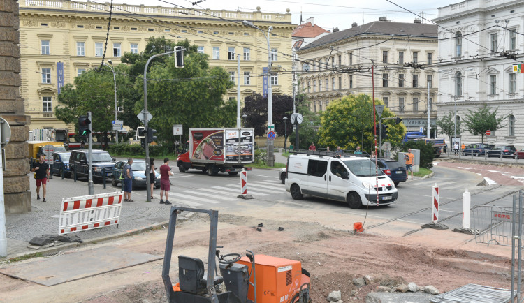 Řidiči projedou Žerotínovým náměstím jedním pruhem v každém směru