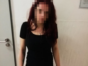 FOTO: Skupinka lidí kradla zboží v Dejvicích. Když je kolemjdoucí muž napomenul, zbili ho