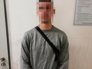 FOTO: Skupinka lidí kradla zboží v Dejvicích. Když je kolemjdoucí muž napomenul, zbili ho