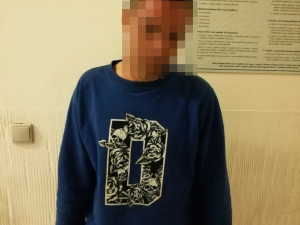 FOTO: Skupinka lidí kradla zboží v Dejvicích. Když je kolemjdoucí muž napomenul, zbili ho